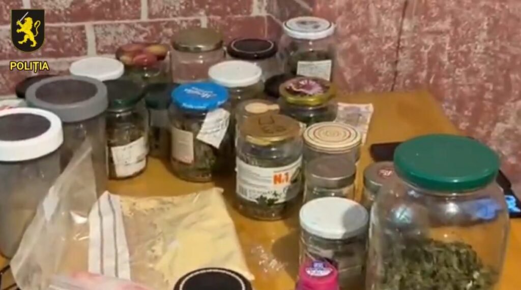 Un bărbat de 48 ani din Strășeni a fost plasat în arest fiind bănuit de cultivarea și comercializarea marijuanei și a ciupercilor cu efect halucinogen