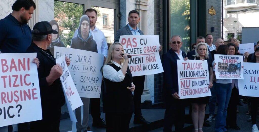 VIDEO// Președinta PCRM, Diana Caraman, la protestul de la ANRE: „Pensionarii nu trebuie să aleagă între facturi și medicamente” 2 VIDEO// Președinta PCRM, Diana Caraman, la protestul de la ANRE: „Pensionarii nu trebuie să aleagă între facturi și medicamente”