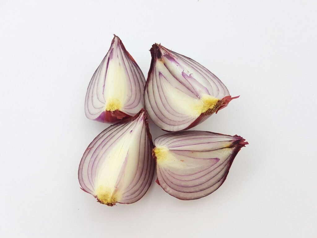 De ce unii oameni au dureri de stomac după ce mănâncă ceapă. Răspunsul specialiștilor 1 sliced red onion