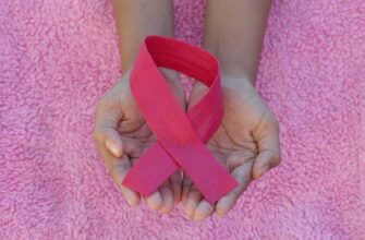 Peste 4 300 de femei au beneficiat în primele șase luni ale anului de servicii de depistare precoce a cancerului mamar 2 person with pink band on her left hand