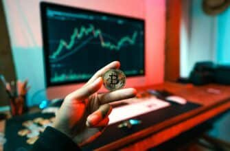 Tânăr de 20 de ani, înșelat cu 90.000 de lei sub pretextul unui schimb de criptovalută. Trei persoane au fost reținute 5 a person holding a coin in front of a computer