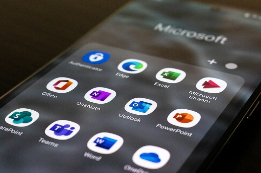 Microsoft renunță la autentificarea prin SMS. Ce metodă va înlocui codurile de verificare din 2027 1 a close up of a cell phone with icons on it