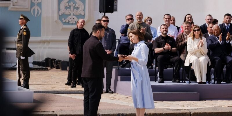 Președintele Maia Sandu a fost decorată de președintele Ucrainei cu Ordinul Cneaghinei Olga