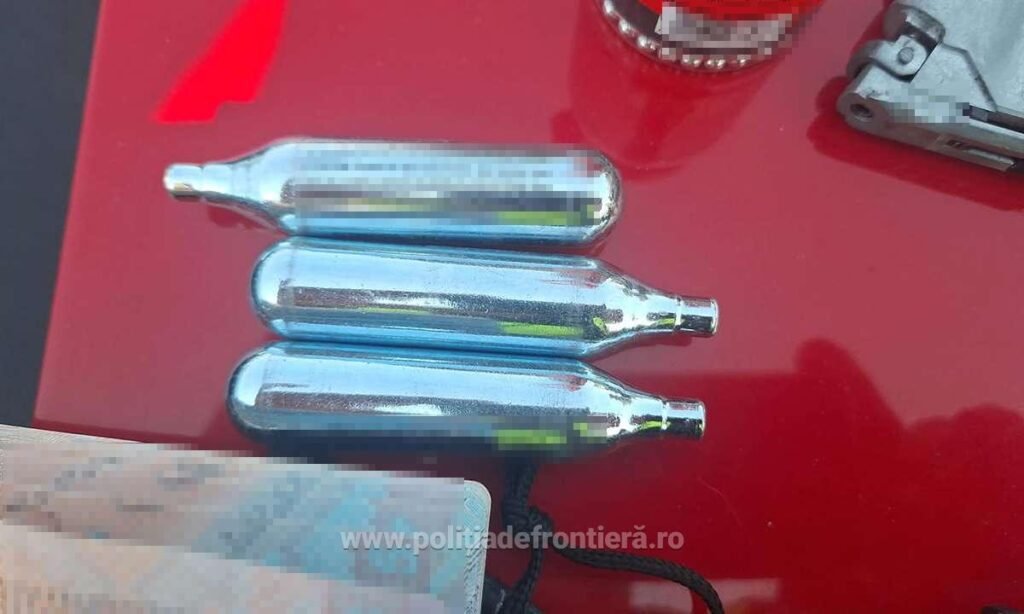 Pistol airsoft și muniție nedeclarate, găsite într-un microbuz din Republica Moldova la frontiera din Botoșani