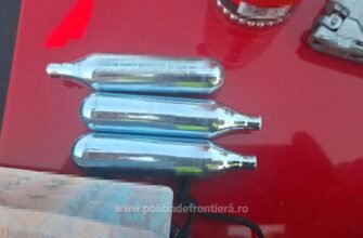 Pistol airsoft și muniție nedeclarate, găsite într-un microbuz din Republica Moldova la frontiera din Botoșani
