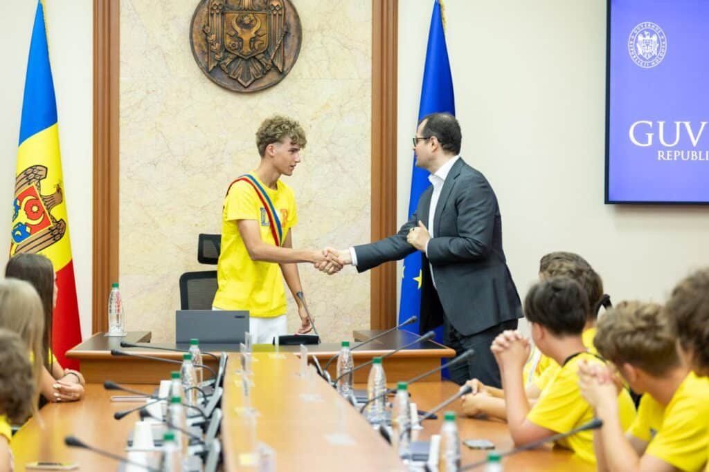 Vasile Tofan îi îndeamnă pe tinerii din diaspora să păstreze legătura cu Republica Moldova: ”Este normal să fii italian, spaniol sau portughez și, în același timp, să rămâi moldovean” 1 Vasile Tofan îi îndeamnă pe tinerii din diaspora să păstreze legătura cu Republica Moldova: ”Este normal să fii italian, spaniol sau portughez și, în același timp, să rămâi moldovean”