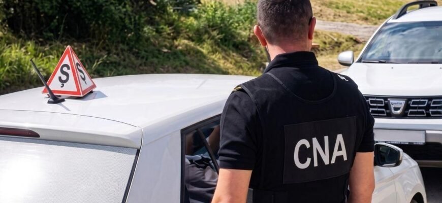 Un instructor auto din Chișinău, reținut de CNA și procurori într-un dosar de trafic de influență