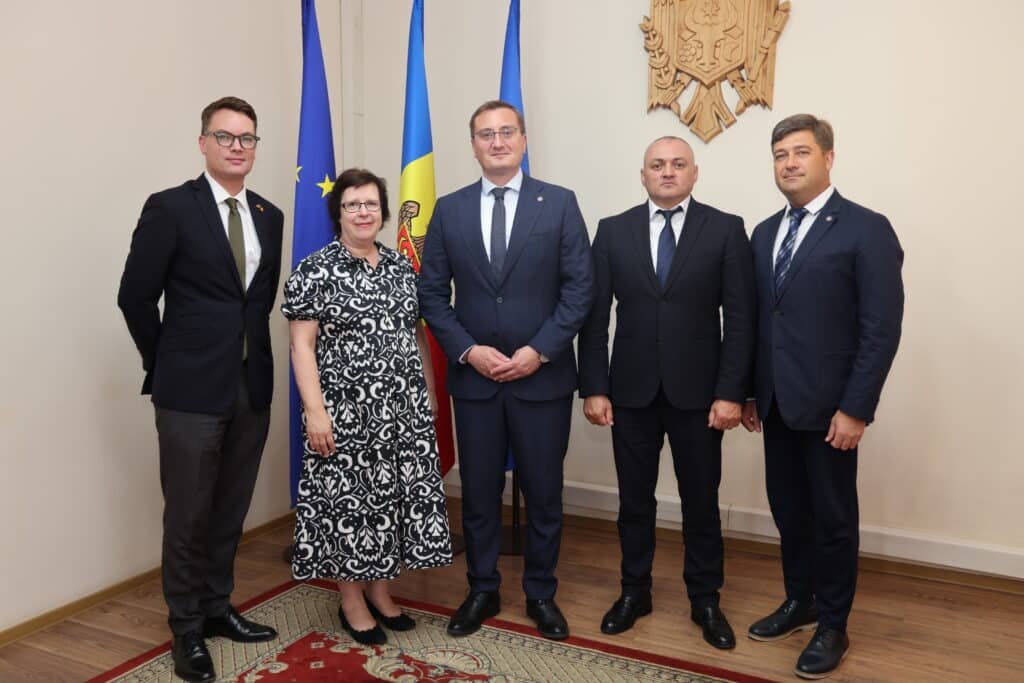 Conducerea Serviciului Vamal a avut o întrevedere cu Ambasadorul Regatului Unit al Marii Britanii și Irlandei de Nord în Republica Moldova 1 Conducerea Serviciului Vamal a avut o întrevedere cu Ambasadorul Regatului Unit al Marii Britanii și Irlandei de Nord în Republica Moldova