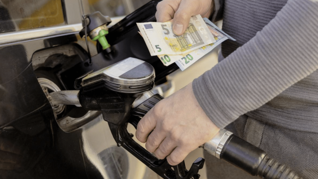 Italia ar putea acorda un bonus de 100 de euro pentru benzină și motorină. Cine ar putea beneficia de ajutor 1 Italia ar putea acorda un bonus de 100 de euro pentru benzină și motorină. Cine ar putea beneficia de ajutor